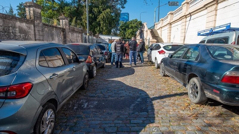 Autos abandonados: Piden que la Ciudad remueva los que están al costado del puente de Av. San Martín