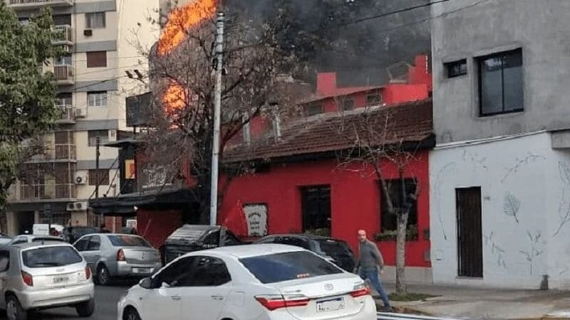 Esta tarde se incendió la reconocida parrilla porteña “Lo de Charly” en Villa Ortúzar
