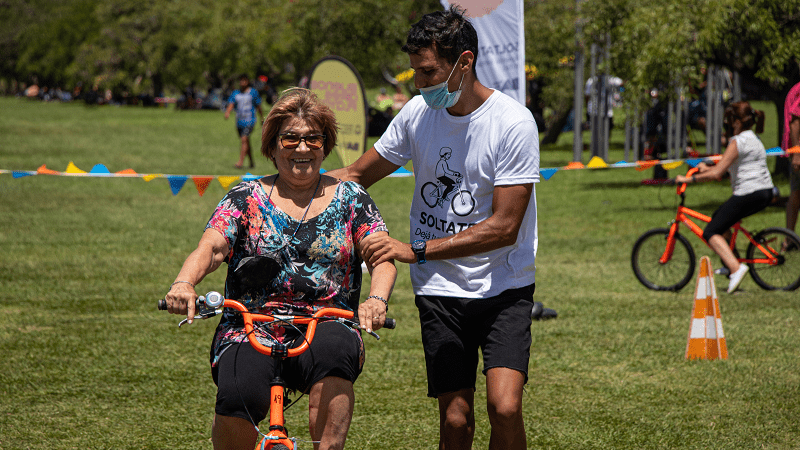 Soltate: adolescentes y adultos también pueden aprenden a andar en bici en la Ciudad