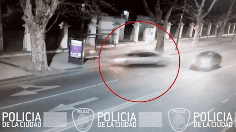 Un conductor de un auto arrasó con una parada de colectivos en Agronomía