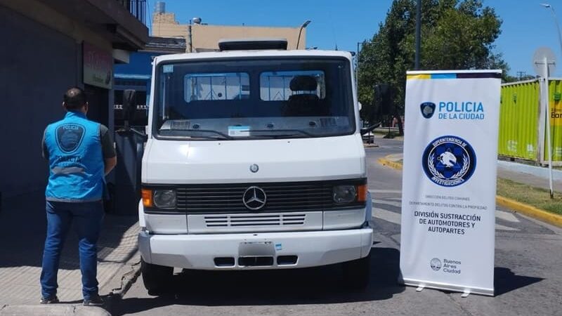 Belgrano: padre e hijo robaron un camión mientras simulaban pasear un perro y fueron detenidos 